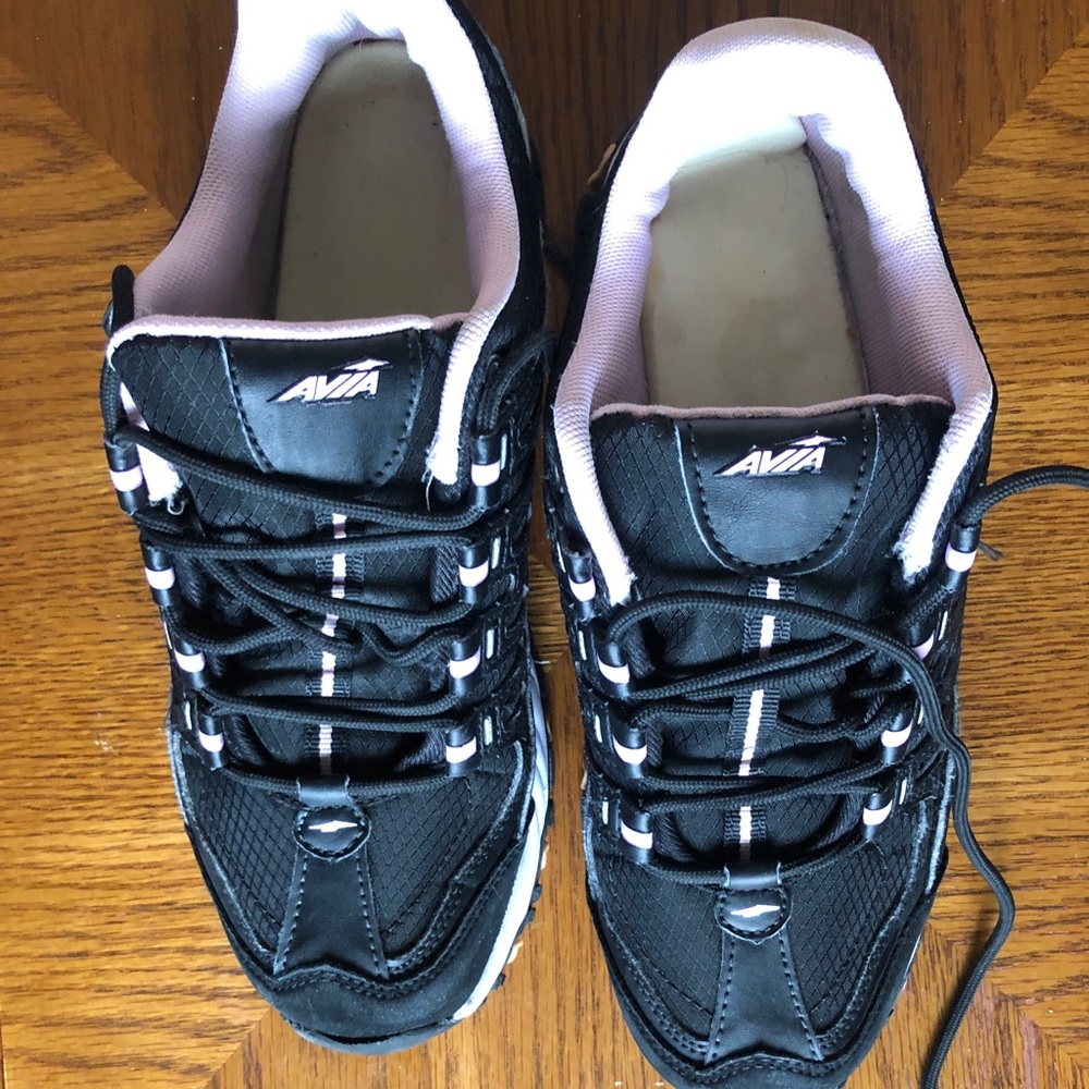 Sports shoes